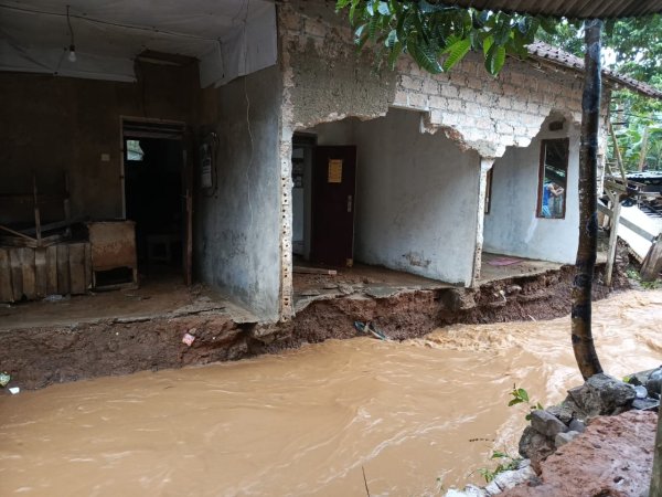 Banjir Luapan Sungai Terjang Cikidang Sukabumi, Belasan Rumah Terendam