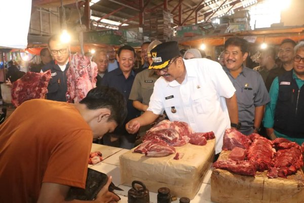 Cek Bahan Pokok di Pasar Cisaat Sukabumi, Bupati: Harga Masih Wajar