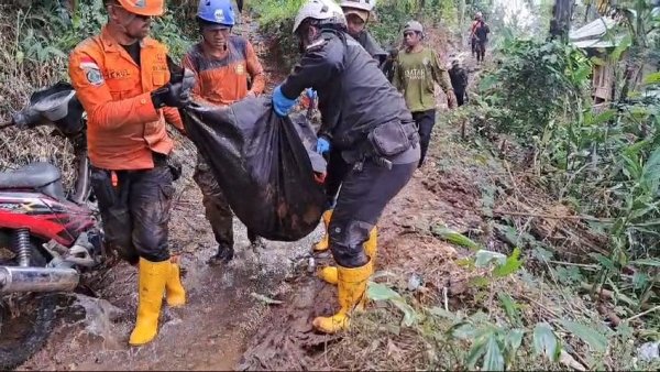 Tim SAR Temukan 1 Korban Longsor di Simpenan Sukabumi, 3 Orang Masih Dicari