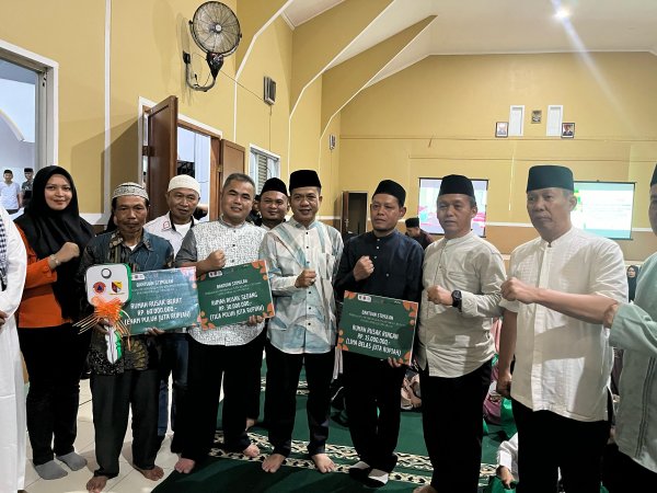 Bupati Bandung Serahkan Bantuan Kepada Warga Terdampak Gempa Bumi Kertasari
