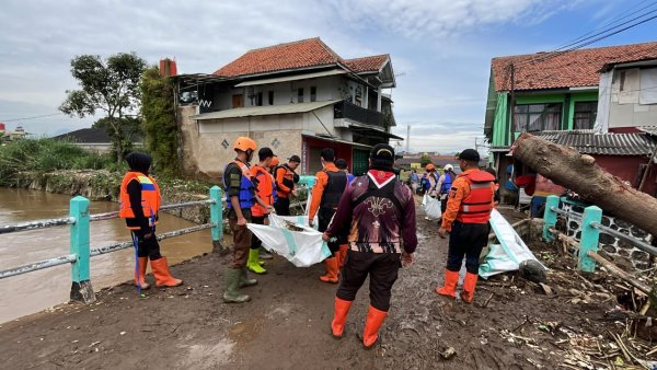 BPBD Kabupaten Bandung Bersihkan Endapan Sampah di Sungai Cigede: Uka Suska: Penyebab Pendangkalan