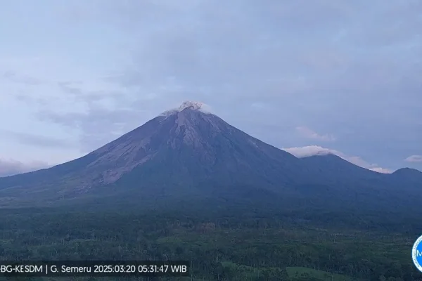 Waspada Awan Panas dan Lahar: Status Keamanan di Sekitar Gunung Semeru Ditingkatkan