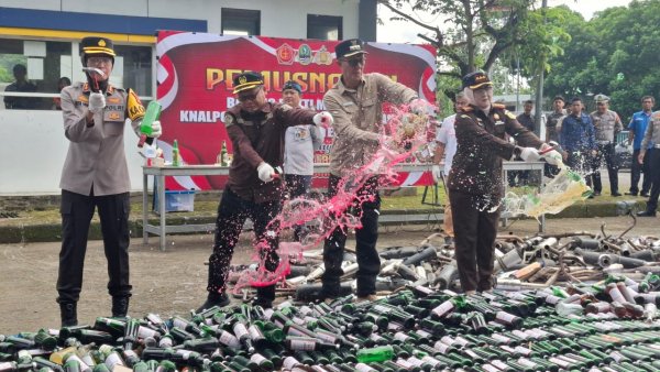 Ribuan Botol Miras Hasil Operasi Pekat Pecah di Terminal Kota Sukabumi