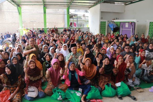Menyambut Idul Fitri, Bupati Bandung Bagikan Ribuan Paket Sembako kepada Masyarakat di Bojongsoang