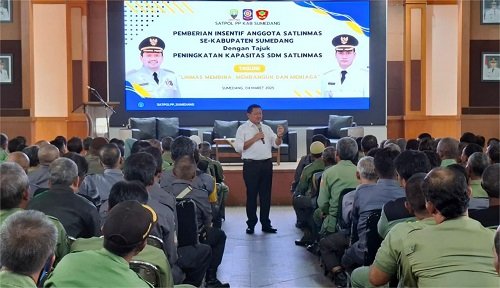 Program Kadedeuh Simpati: Bupati Sumedang Serahkan Insentif bagi Anggota Satlinmas