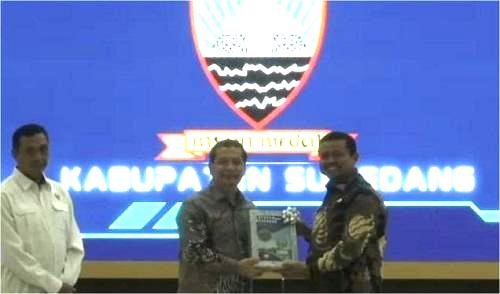 Bupati Sumedang Serahkan LKPD 2024 untuk Diaudit BPK