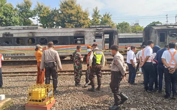Kebakaran Melanda Tiga Gerbong KA di Stasiun Tugu Jogja