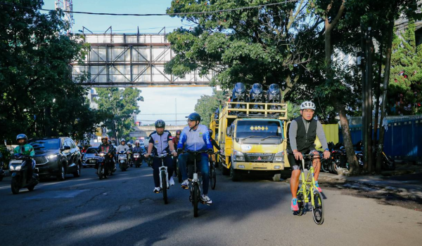 Farhan Cek Langsung Jalur BRT Bandung, Gowes Sambil Pantau Kemacetan