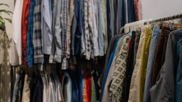 Tren Pakaian Thrifting Kian Digemari, Ini Risiko Kesehatan yang Mengintai