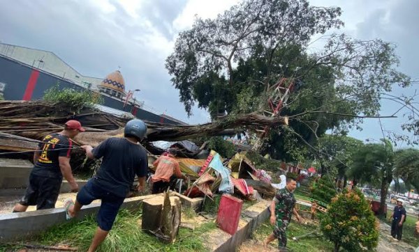 Kemensos Santuni 22 Korban Pohon Tumbang Saat Shalat Ied di Pemalang