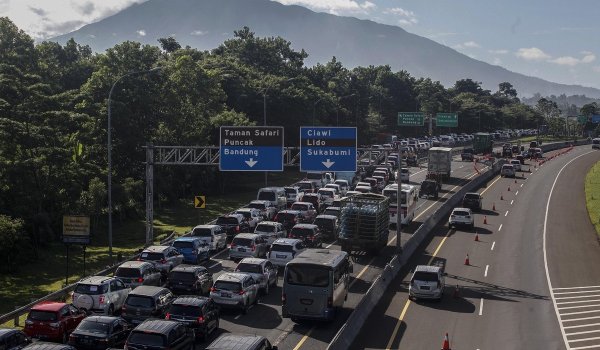 Atasi Kepadatan Lalu Lintas, Jasa Marga Berlakukan Contraflow di Tol Jagorawi Arah Puncak Pagi ini