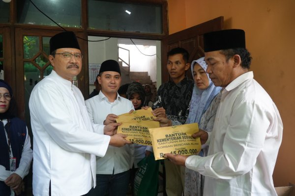 Mensos Menyampaikan Bela Sungkawa dan Salurkan Santunan untuk Korban Longsor di Mojokerto