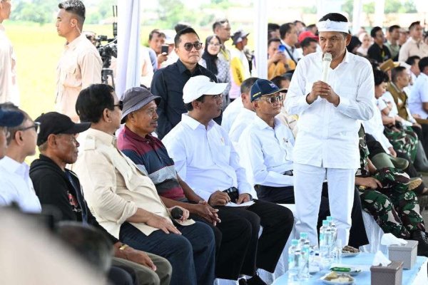 Jawa Barat Jadi Pusat Panen Raya Padi, Prabowo Operasikan Combine-Harvester