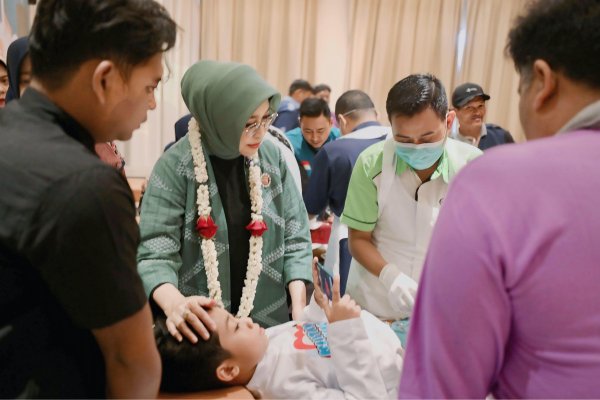Khitanan Massal di Malang, Fatma Gus Ipul Beri Bantuan dan Semangati Anak Disabilitas