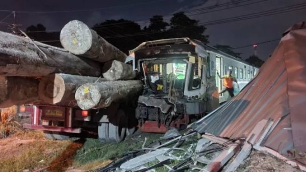 KA Commuterline Jenggala Tabrak Truk Bermuatan Kayu di Gresik, Satu Orang Tewas