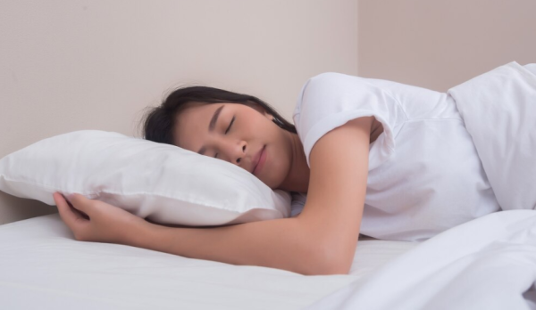 Ini Posisi Tidur Terbaik untuk Cegah Asam Lambung Naik Saat Malam