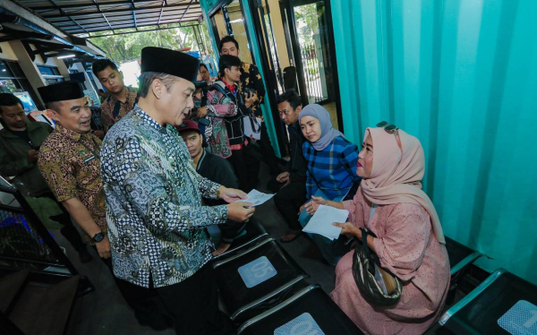 Erwin Tinjau Disdukcapil Bandung, Pastikan Pelayanan KTP dan KK Bebas Biaya