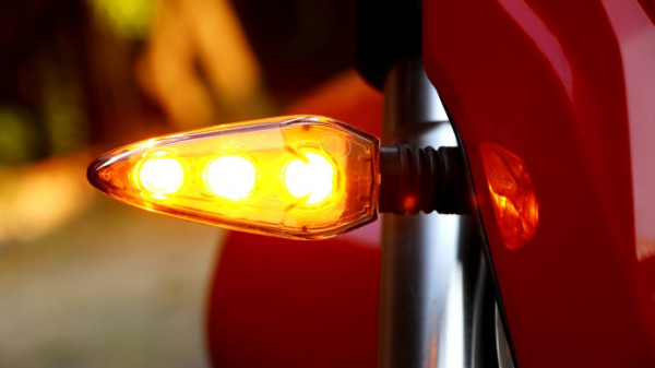 Waktu Ideal Menyalakan Lampu Sein: Tips Antisipasi Manuver Berkendara