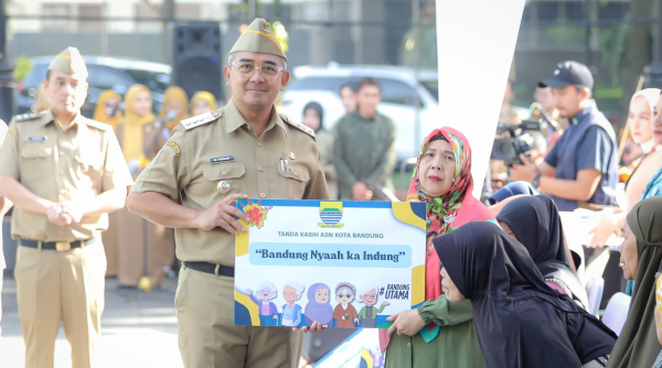 Farhan Luncurkan Program ASN Bandung Nyaah Ka Indung: Empati Jadi Pondasi