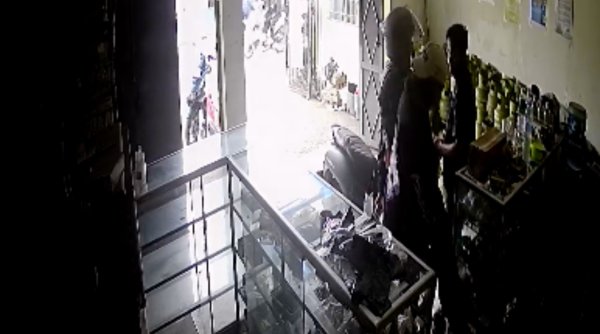 Viral! Rekaman CCTV Ungkap Detik-Detik Pengeroyokan di Jl Raya Laswi Bandung