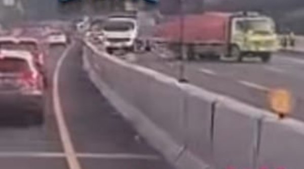 Truk Tronton Tak Kuasa Menanjak, Mundur dan Tabrak Truk Isuzu di Tol Purbaleunyi
