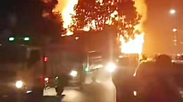 Kebakaran Hebat Landa Deretan Kios di Sukahaji Bandung