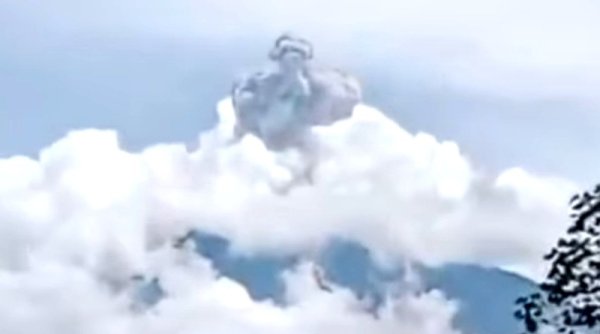 Gunung Semeru Erupsi 5 Kali dengan Tinggi Kolom Abu 1000 Meter