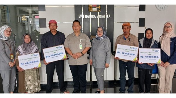6 Ahli Waris Petani & Pedagang Terima Santunan BPJS Ketenagakerjaan, Masing-masing Rp 42 Juta