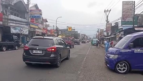 Polisi Lakukan One Way Urai Kepadatan Arus Balik di Sukabumi