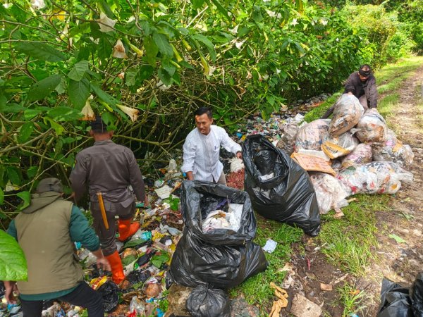 Pasca Libur Lebaran, Camat Rancabali Kolaborasi Dengan Pengelola Wisata Bersihkan Tumpukan Sampah
