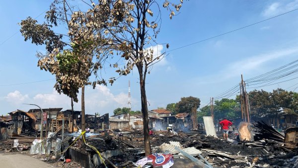 Tangisan Warga Sukahaji Pecah Saat Jongko Kayu Mereka Dilalap Api