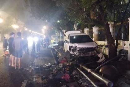 Kecelakaan di Jalan Asia Afrika Bandung: Mobil Tabrak Trotoar Hingga Tiang Lampu