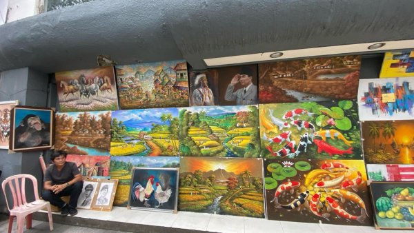 Seniman Lokal Tawarkan Karya Lukisan yang Menghiasi di Jalan Braga