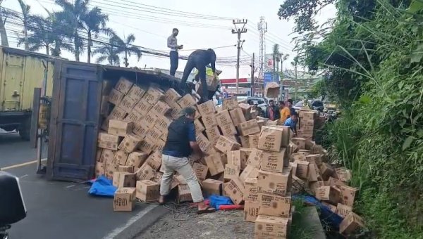 Truk Pengangkut Bumbu Masakan Terguling di Sukabumi