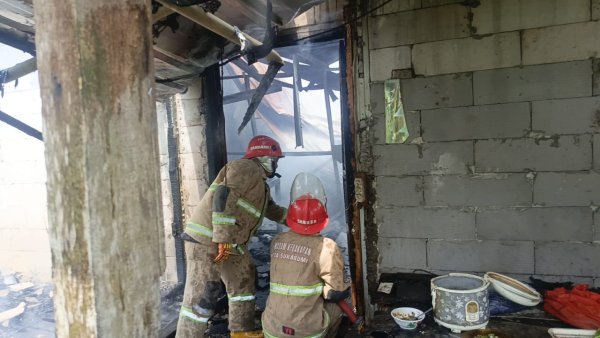 Pabrik Keripik Rumahan di Sukabumi Diamuk si Jago Merah