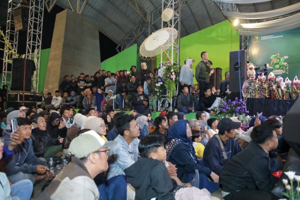 Rangkaian Hari Jadi ke-384 Kabupaten Bandung, Ribuan Warga Antusias Saksikan Pagelaran Wayang Golek