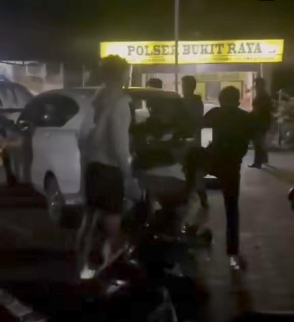Kapolsek Bukitraya Dicopot Jabatannya Usai Viral Wanita Dikeroyok Debt Colector
