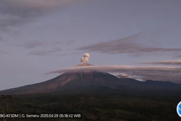 Gunung Semeru Kembali Erupsi dengan Letusan Setinggi 900 Meter