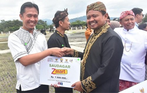 Bupati Sumedang Serahkan Program Saudagar Z Mart untuk 50 Pemilik Warung