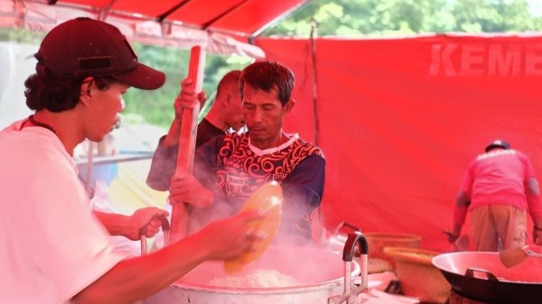 Kemensos Dirikan Dapur Umum dan Toilet Portabel untuk Pengungsi Tanah Bergerak di Brebes