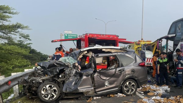 Mobil Lawan Arus Tabrak Bus Suporter, Diduga Bawa Rokok Ilegal