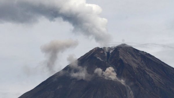 Gunung Semeru Kembali Erupsi, Semburkan Abu Setinggi 500 Meter