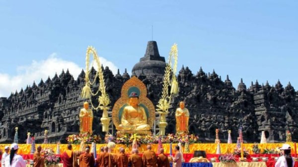 Mengapa Waisak Digelar di Candi Borobudur dan Candi Mendut? Ini Penjelasannya