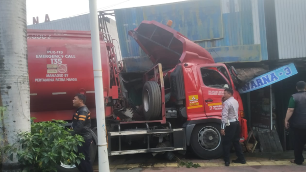Truk Tangki BBM Tabrak Tiga Ruko di Cakung