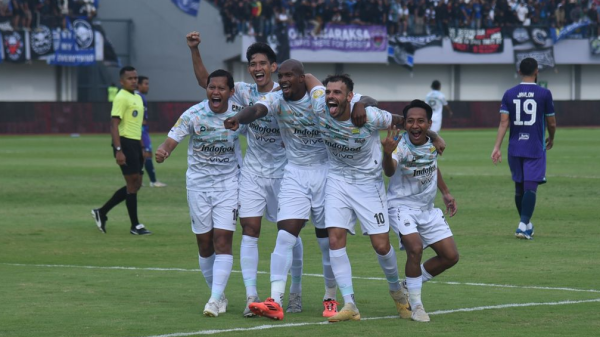Babak Pertama Sengit, Persita Tahan Imbang Persib 1-1 di Indomilk Arena