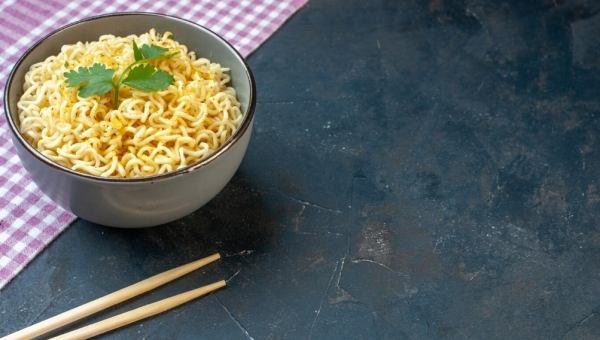 Sering Makan Mi Campur Nasi? Awas Risiko Kesehatan Mengintai