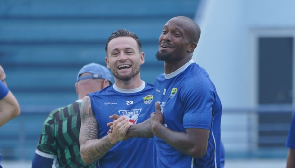 Bojan Hodak Pastikan Pemain Persib Siap Hadapi Persis