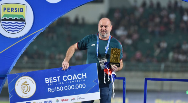 Bojan Hodak Masuk Nominasi Pelatih Terbaik Liga 1 2024/25