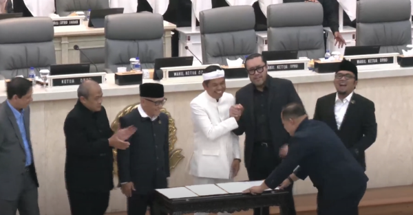 Dedi Mulyadi dan Ono Surono Tunjukkan Keakraban di Paripurna DPRD Jabar