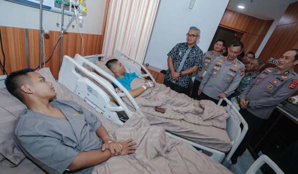 Wali Kota Bandung dan Kapolrestabes Jenguk Polisi Korban Pengamanan Laga Persib